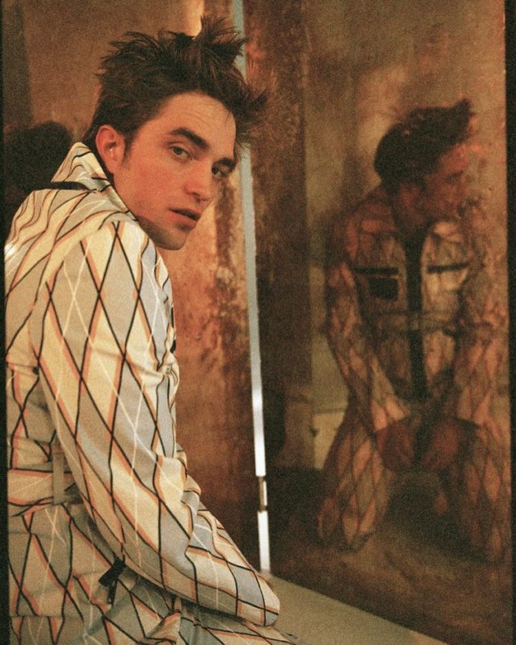 Cewek Pada Ilfil Nggak Sih Lihat Edward Cullen Berpose Seperti Ini?