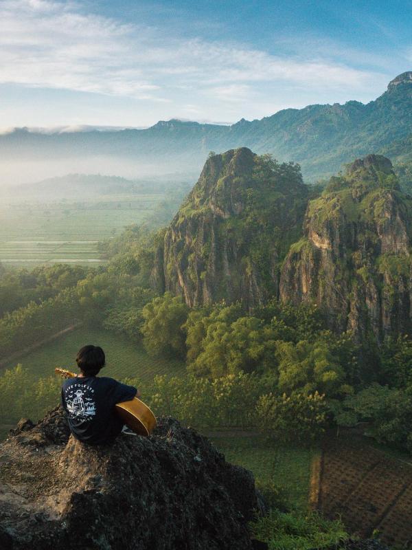 Pagi ini, aku, gitarku, dan alam