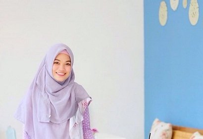 5 Style Feminim dan Colorfull Ala Kak Ghaida Tsurayya