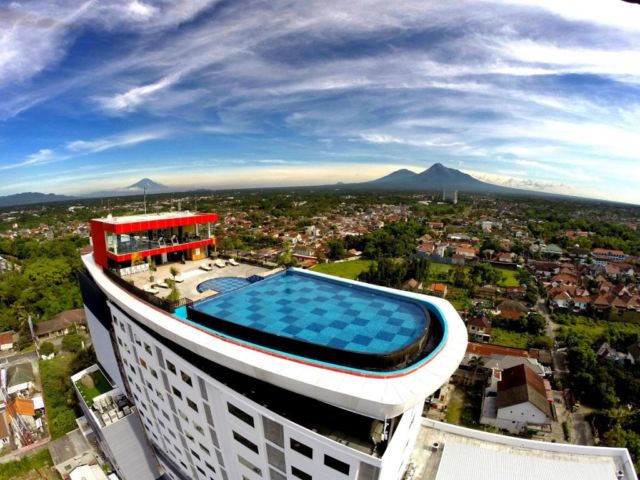 7 Hotel di Jogja dengan Kolam Renang Infinity yang Keren Abis. Cocok Nih Buat Liburan Nanti!