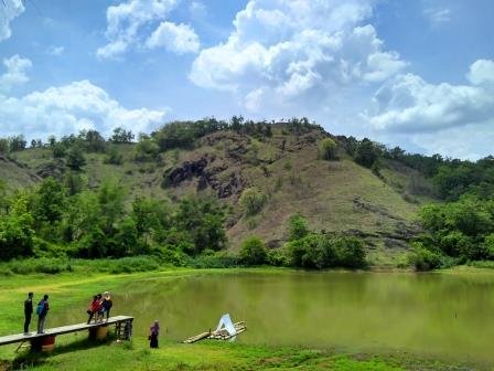 Tak Perlu Jauh Mendaki Ranu Kumbolo, Yuk Mampir ke Telaga Claket, Wonogiri. Keren dan Murah Meriah!