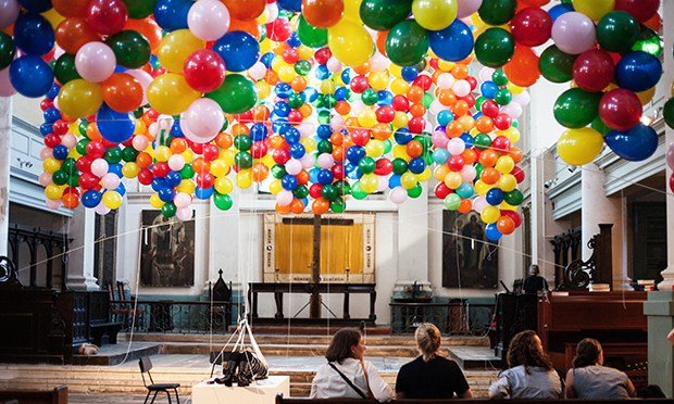 Kayak Film Up, Orang Ini Sukses Melayang dengan 20,000 Balon. Terbang Pakai Balon Bukan Fiksi Doang