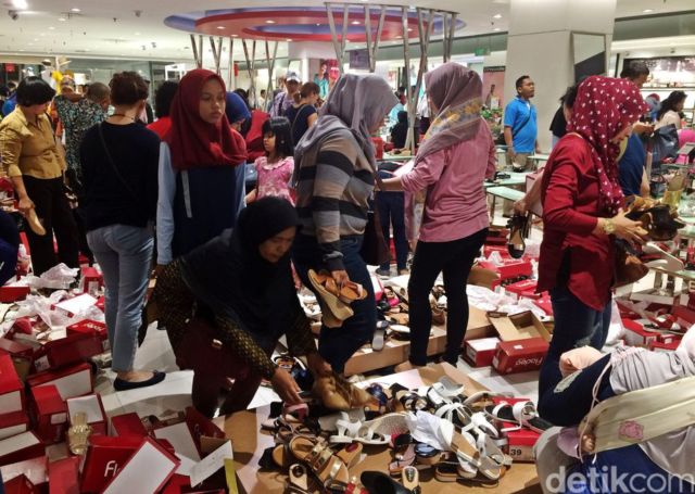 Kenapa Sih Tiap Ada Diskon Orang-orang Berubah Jadi Begitu Barbar? Pengen Gaya, Tapi Malah Meresahkan