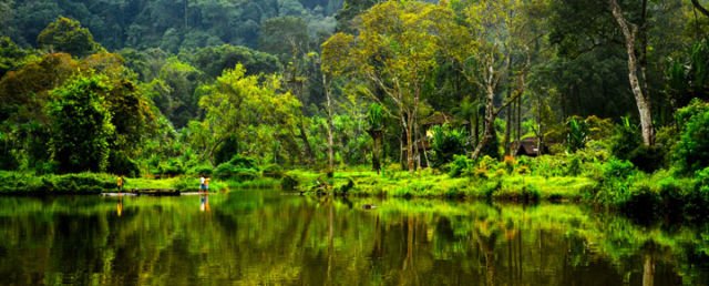 Banyak air terjun dan danau lho