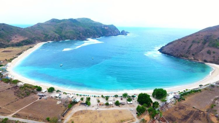 Mawun, Pantai Berlaut Biru Tosca