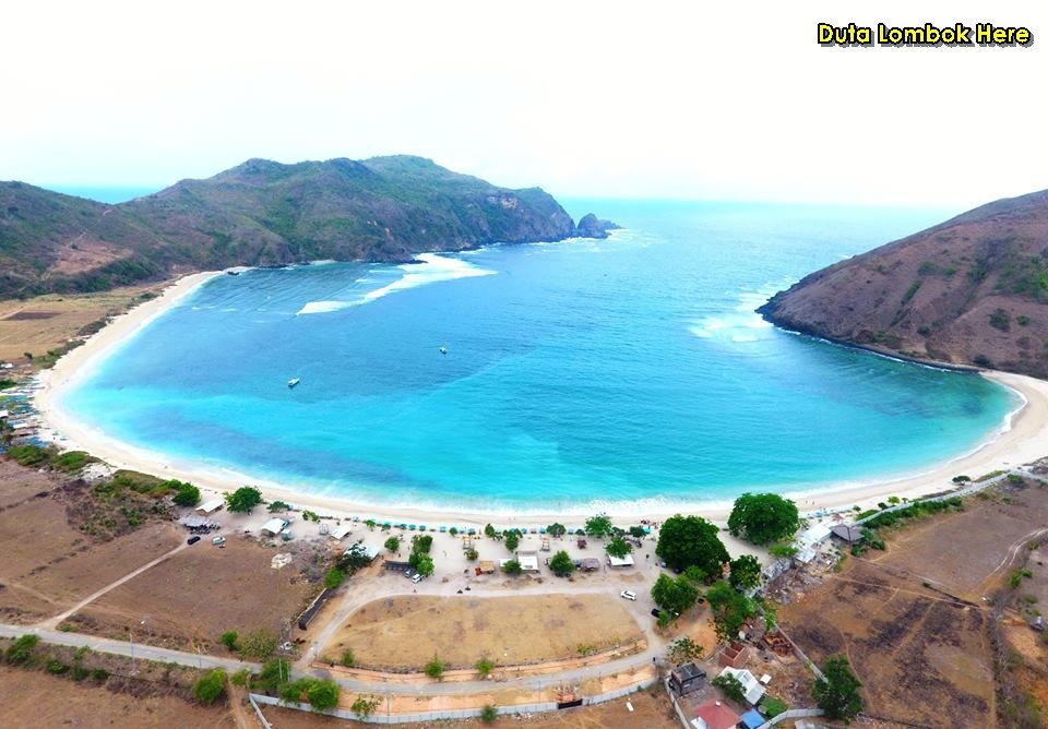 Mawun, Pantai Berlaut Biru Tosca