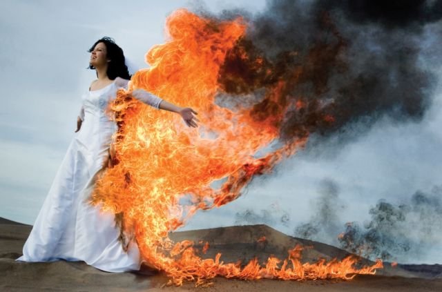 Inilah Prosedur Berbahaya Prewedding dengan Konsep Bakar Gaun yang Lagi Hits di Instagram. Ih, Ngeri!