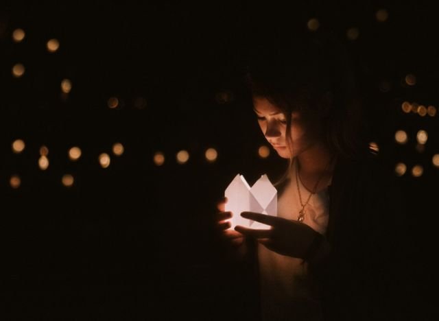 7 Alasan Cowok Nggak Bisa Lihat Ceweknya Nangis, Bukan Karena Nggak Berperasaan atau Apatis