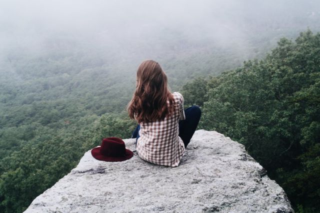 Saat Tak Bisa Bertatap Muka, 6 Hal Ini Bisa Membantu Menguatkan Kalian yang Lagi LDR-an