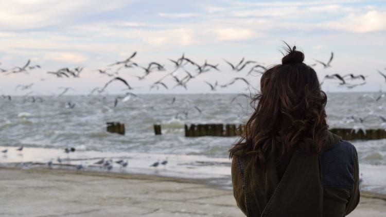 Saat Tak Bisa Bertatap Muka, 6 Hal Ini Bisa Membantu Menguatkan Kalian yang Lagi LDR-an