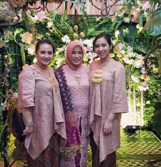 10 Inspirasi Kebaya Plus-Size. Soal Penampilan, Badan Sintal Tak Jadi Soal