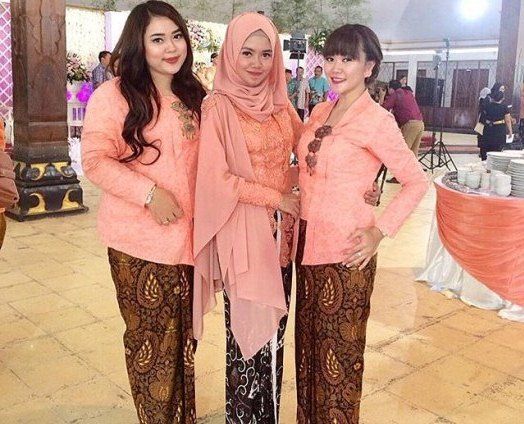 10 Inspirasi Kebaya Plus-Size. Soal Penampilan, Badan Sintal Tak Jadi Soal