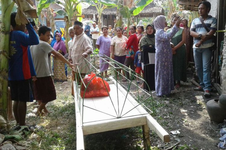 3 Bulan Meninggal, Jasad Nenek Ditemukan Tinggal Tulang. Kok Bisa Nggak Ada yang Peduli Selama Itu?