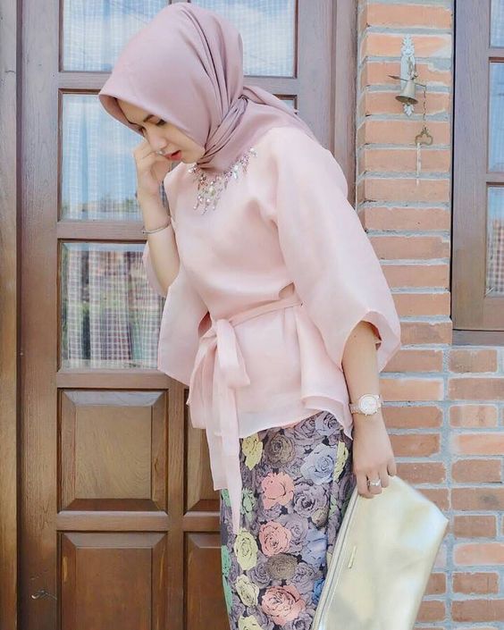 12 Inspirasi Atasan Berbahan Kain Kaca atau Organza Buat Pergi Kondangan, Spesial Untukmu yang Berhijab