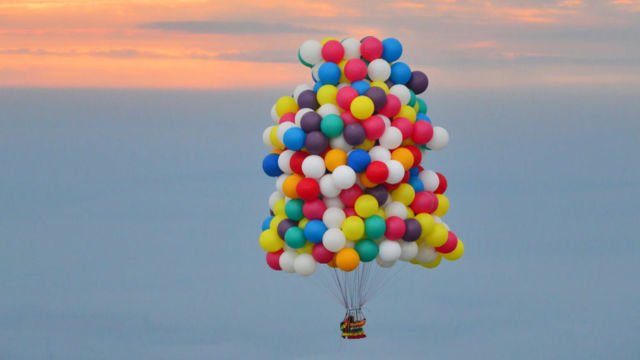 Kayak Film Up, Orang Ini Sukses Melayang dengan 20,000 Balon. Terbang Pakai Balon Bukan Fiksi Doang