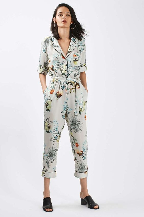 14 Inspirasi Busana Piyama 'Pajama Style' untuk Bepergian ke Luar Rumah. Because Why Not?!