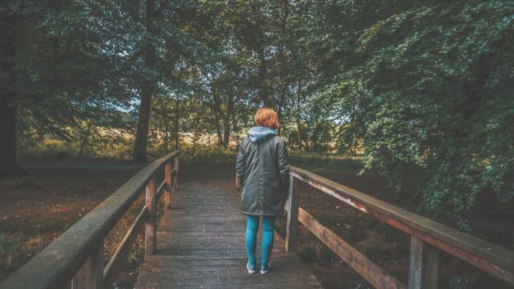 Untukmu, Perempuan yang Selalu Percaya Ada Akhir Bahagia di Luar Sana, Meskipun Hatimu Telah Patah Berkali-Kali