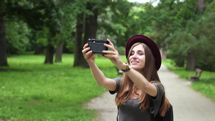 Menebak Kepribadian Warganet dari Cara Mereka Selfie. Kamu Sendiri Tipe Orang yang Nomor Berapa?