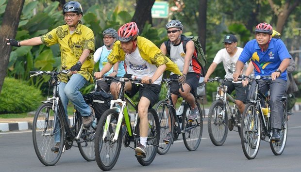 Ada Apa dengan Jokowi dan Sepeda? Mungkin Ini 5 Alasan Di Balik Hobi Presiden Kita Bagi-bagi Sepeda