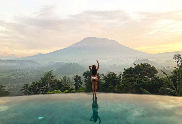 hotel di bali dengan infinity pool