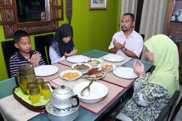 Berdoa dan bersantap bersama, sungguh nikmat.