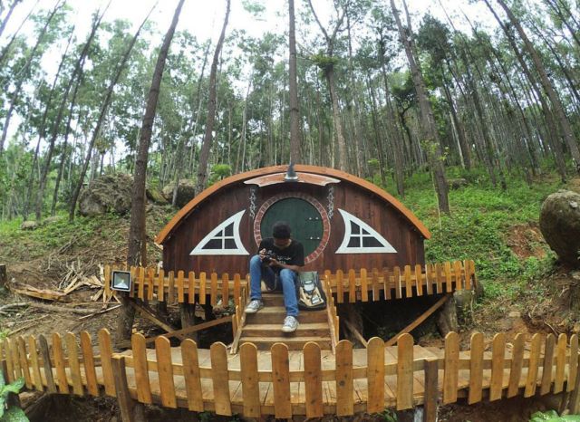 Rumah Hobbit di Seribu Batu Songgo Langit