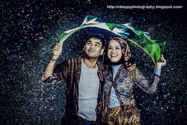 18 Inspirasi Foto Prewedding Romatis Saat Hujan. Basah? Bukan Masalah!