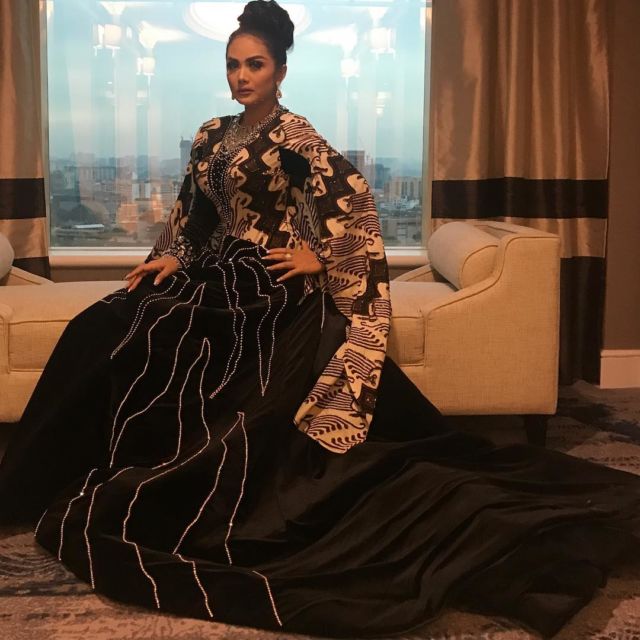 11 Artis yang Ikut Merayakan Hari Batik Nasional, Siapa yang Paling Keren?