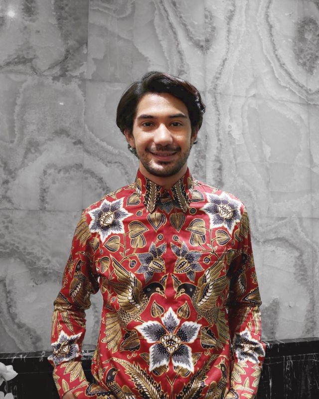 11 Artis yang Ikut Merayakan Hari Batik Nasional, Siapa yang Paling Keren?