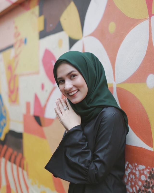 13 Ragam Tampilan Hijab Voal yang Lembut dan Anti Gerah. Simpel Tapi Cantik!