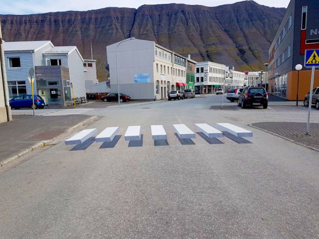 Unik, Ada Zebra Cross 3 Dimensi. Bikin Mobil pun Makin Hati-Hati!