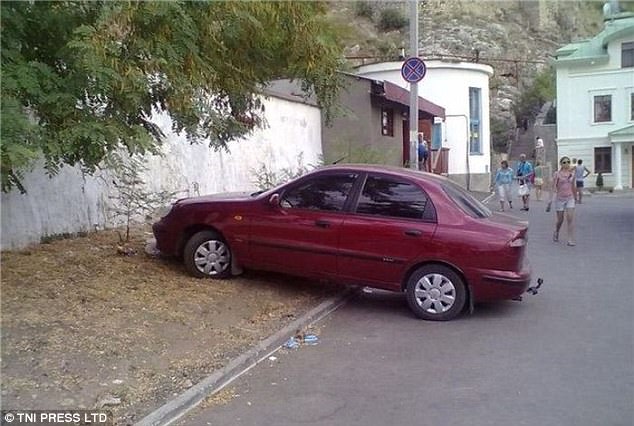 15 Foto Mobil yang Diparkir Sembarangan Ini Kocak Abis. Jangan Ditiru ya!