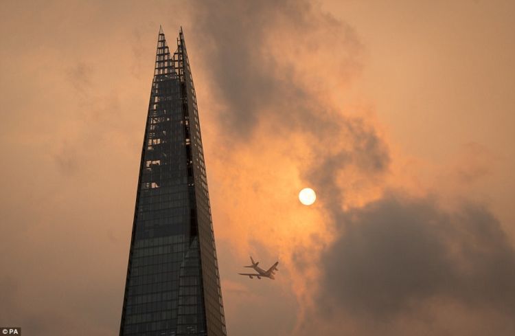 Bikin Panik, Langit Kota London Tiba-tiba Berubah Jadi Oranye