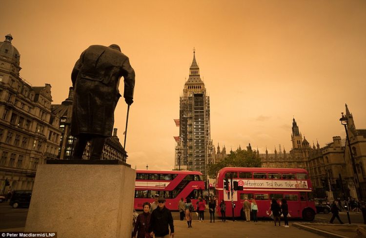 Bikin Panik, Langit Kota London Tiba-tiba Berubah Jadi Oranye