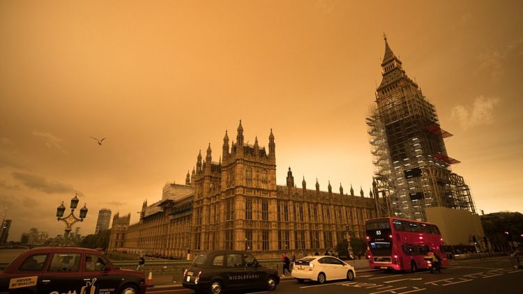 Bikin Panik, Langit Kota London Tiba-tiba Berubah Jadi Oranye