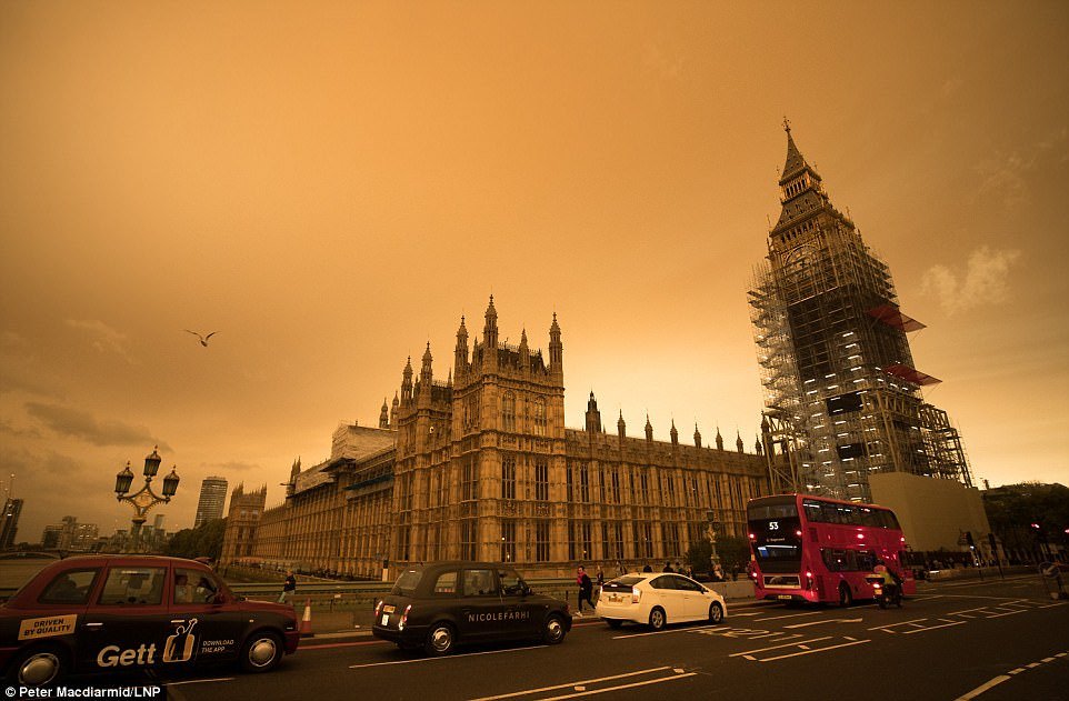 Bikin Panik, Langit Kota London Tiba-tiba Berubah Jadi Oranye