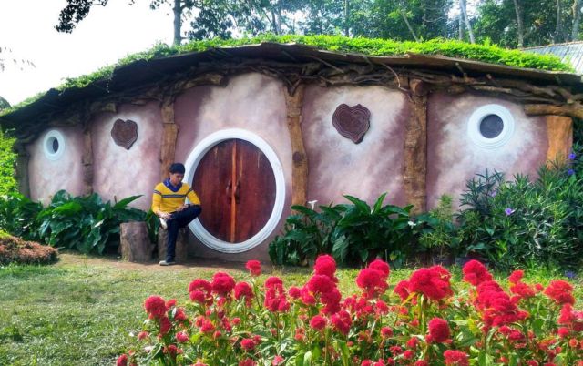 Rumah Hobbit di Candi Gedong Songo