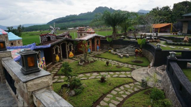 Rumah Hobbit di Area Coffee & Resto Glenmore