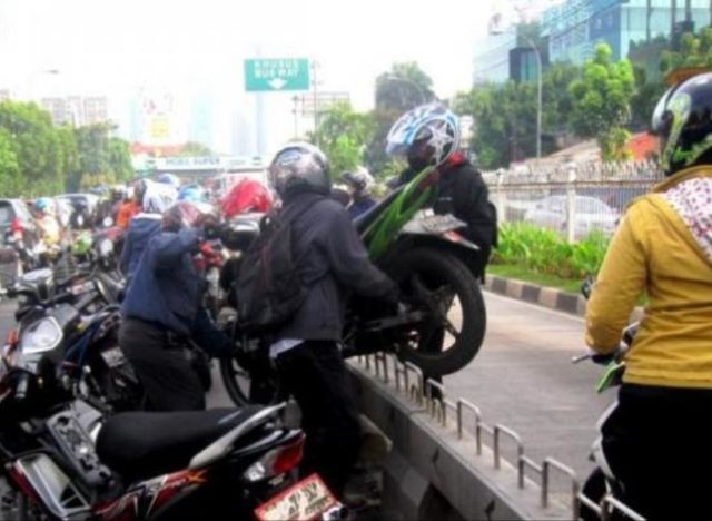 Gotong Royong Kekinian Ini Bikin Miris, Bahu Membahu Langgar Peraturan