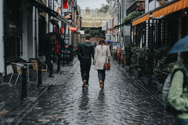 18 Inspirasi Foto Prewedding Romatis Saat Hujan. Basah? Bukan Masalah!