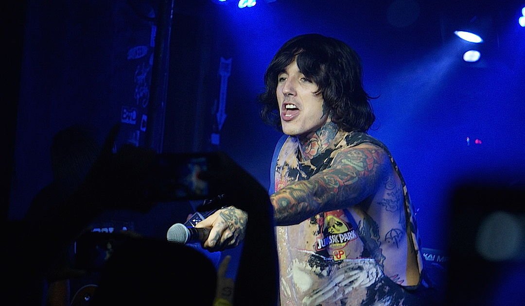  Vokalis Bring Me The Horizon  Tampil di Konser Tribute to 