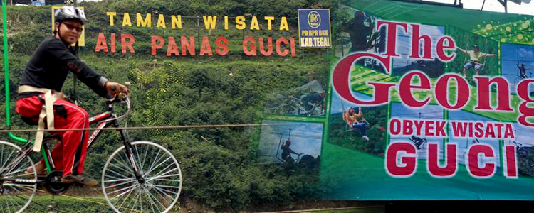 Rasakan Sensasi Naik Sepeda Gantung di Objek Wisata Guci Tegal