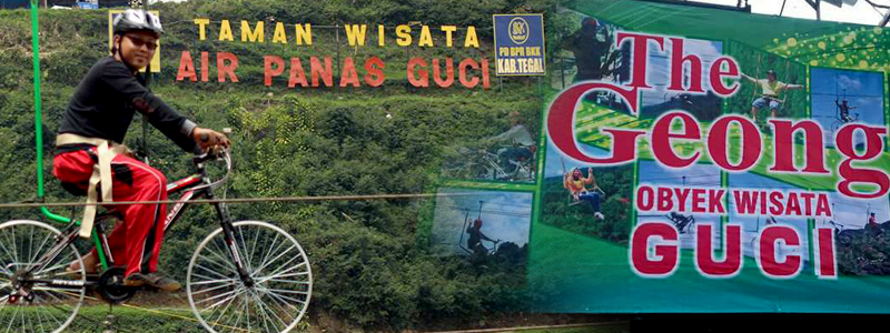 Rasakan Sensasi Naik Sepeda Gantung di Objek Wisata Guci Tegal