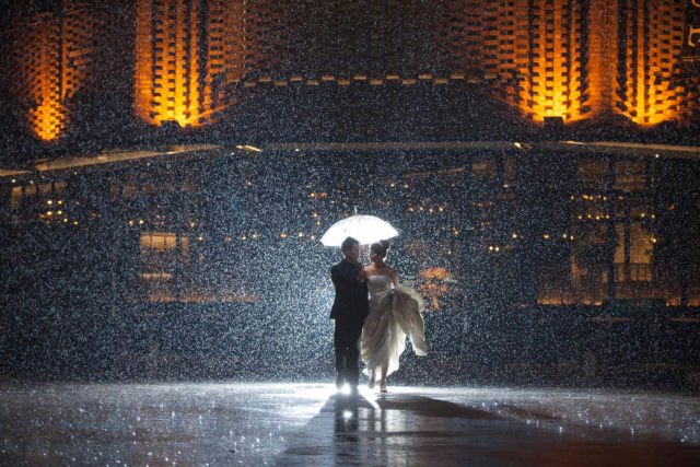 18 Inspirasi Foto Prewedding Romatis Saat Hujan. Basah? Bukan Masalah!