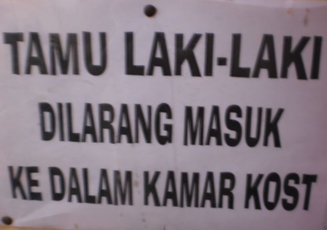 Anak Kos Harusnya Sudah Akrab dengan 15 Tulisan Ini. Mana yang Bikin Panas-Dingin?