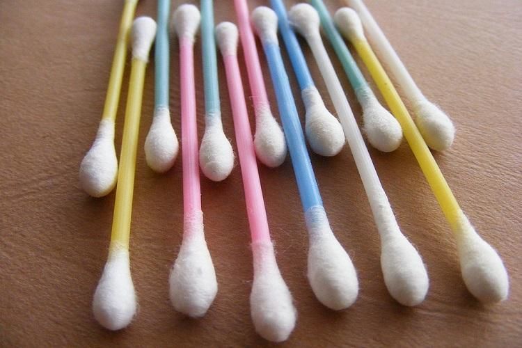 Ini Bahayanya Kalau Kamu Rajin Membersihkan Telinga dengan Cotton Buds