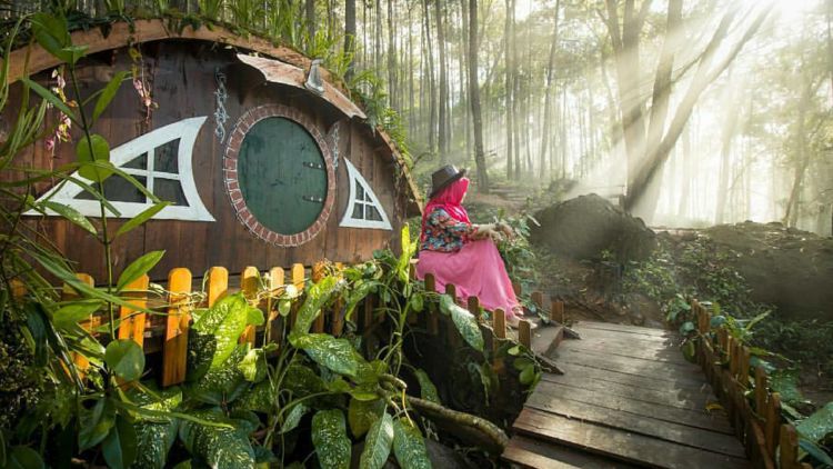 Inilah 8 Spot Foto Rumah Hobbit di Indonesia Yang Keren Banget!