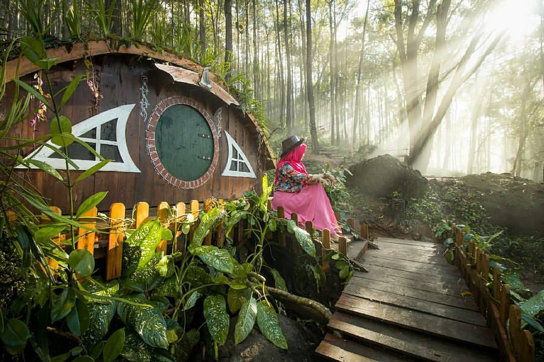 Inilah 8 Spot Foto Rumah Hobbit di Indonesia Yang Keren Banget!