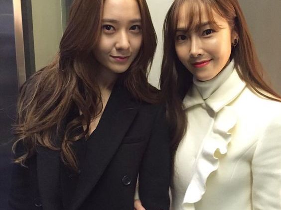 Bersaudara, Ini Gaya Keren Krystal Jung & Jessica Jung!