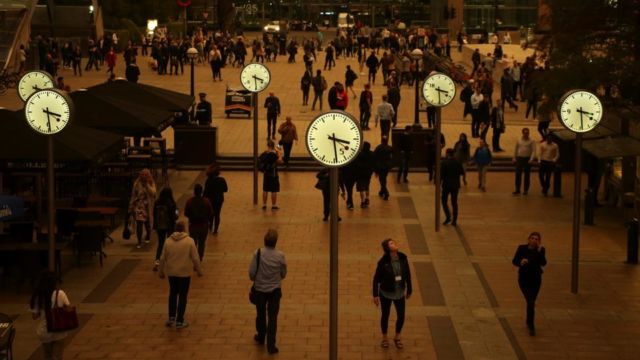 Bikin Panik, Langit Kota London Tiba-tiba Berubah Jadi Oranye